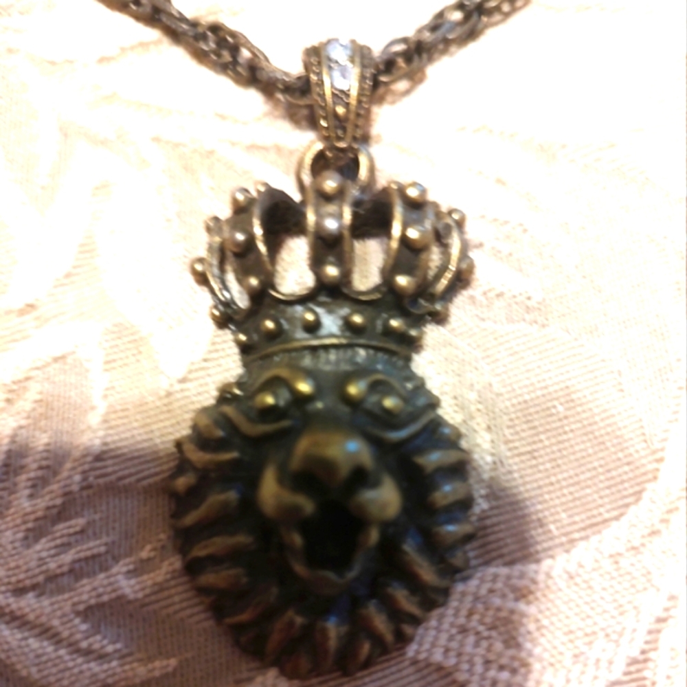 🦁Sensational Vtg 90's Antiqued Gold Brass & Rhinestone King Crown Lion Necklace - Picture 5 of 14